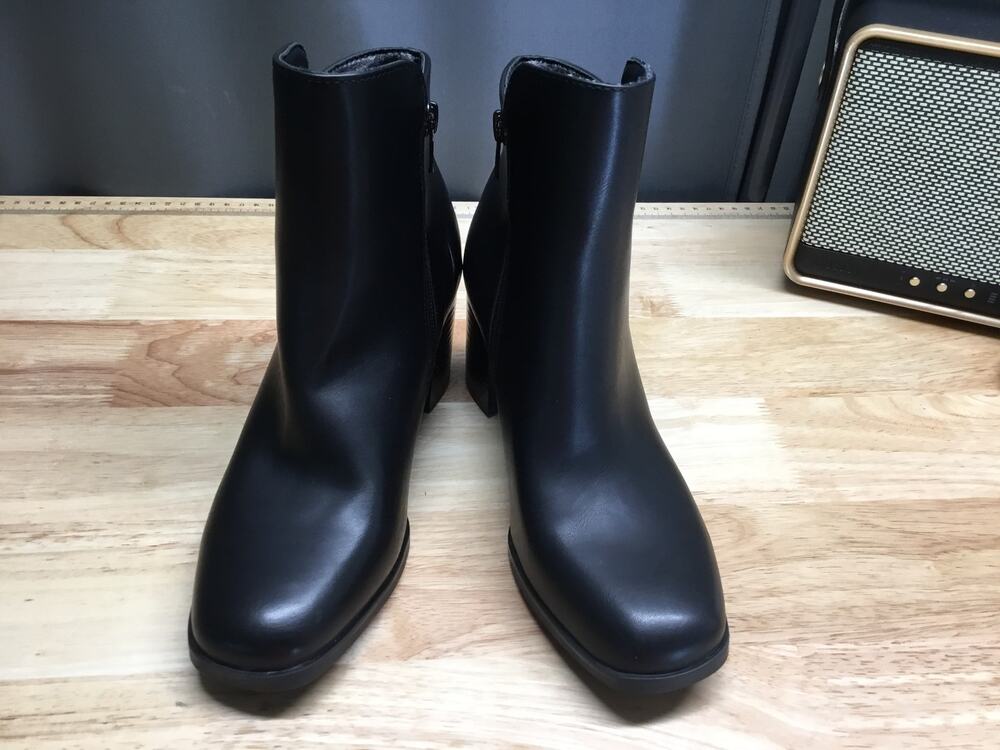 White Mountain Women's 6.5 M Black Leather Block Heel Side Zip Chelsea Boots